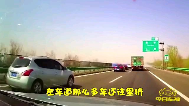 遭遇野蛮加塞咋办?司机硬核操作太霸道!